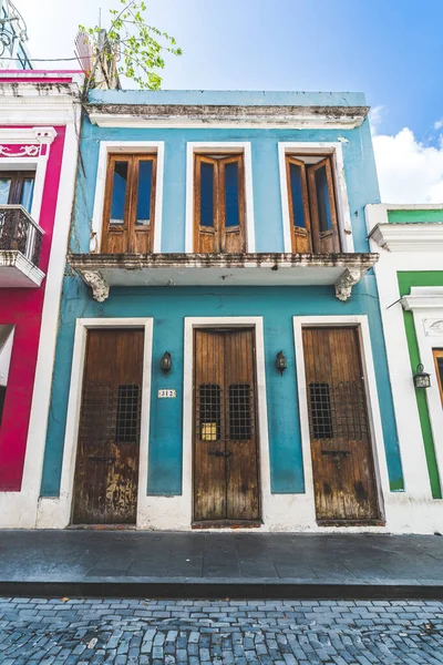 多彩的历史建筑和木门波多黎各圣胡安旧城 清澈而垂直 — 图库照片