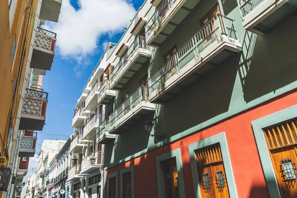 Vista Baixo Ângulo Edifícios Coloridos Varandas Old San Juan Porto — Fotografia de Stock