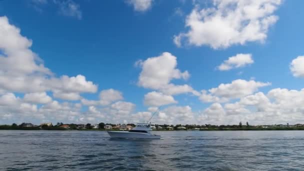シエスタキー フロリダ州10月25 2020 パフィー雲と美しい晴れた日に沿岸間水路を横断するレクリエーション漁船 — ストック動画