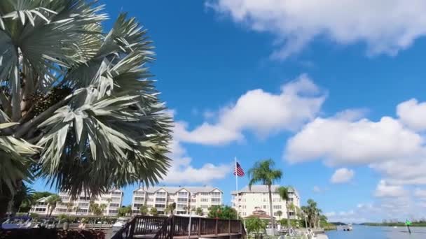 Наклон Вниз Голубого Неба Пышными Облаками Увидеть Американский Флаг Полюсе — стоковое видео