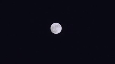 Dolunaylı, karanlık bir gece gökyüzü. Küçük kamerayla el sıkışan yıldızlar yok.