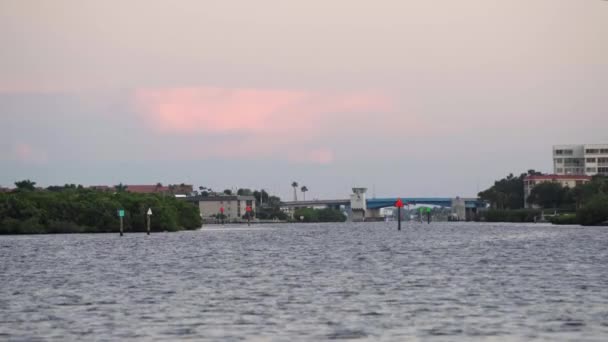 シエスタキー ミッドナイトパスブリッジのフロリダビュー 日没時に沿岸の水路にスティックニーポイント道路 まだ水がある 高品質の4K映像 — ストック動画