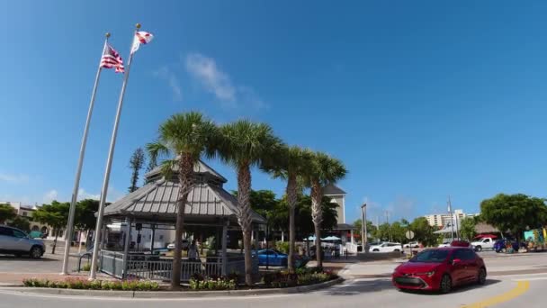フロリダ州シエスタキービレッジ 2020年10月29日 運河道路とオーシャン ブラバードの交差点 ランドマークの旗の柱と ガゼボを車が通るように見せました ミーネイズミニドーナツにパンニングショット — ストック動画