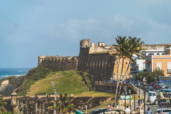 サンフアン プエルトリコ2021年3月29日 美しい日に背景にカラフルな建物やサン クリストバル城と通りに沿って車 — ストック写真