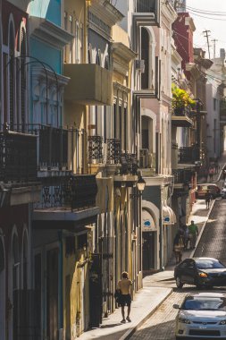 Eski San Juan, Porto Riko, 28 Mart 2021 - San Juan Porto Riko 'nun kaldırımındaki canlı dar sokağın manzarası. dikey
