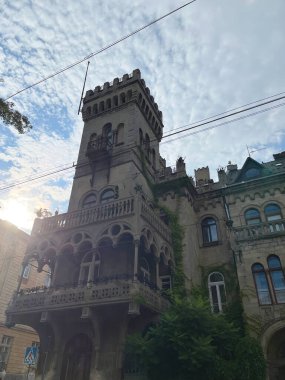 Lviv 'deki gizemli ev. Ukrayna 'daki tarihi bina. Ev Gotik tarzında..