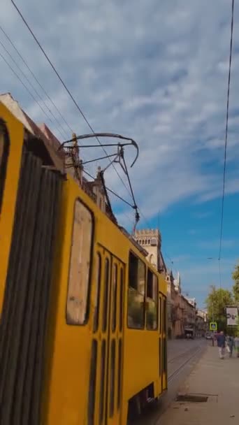 Straßenbahn Strahlend Gelbe Straßenbahn Lviv Ukraine Bunte Atmosphäre Lwiw Stadtverkehr — Stockvideo