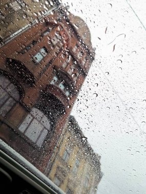Mimari pencerenin dışında. Islak. Islak pencere. Yağmur yağar.