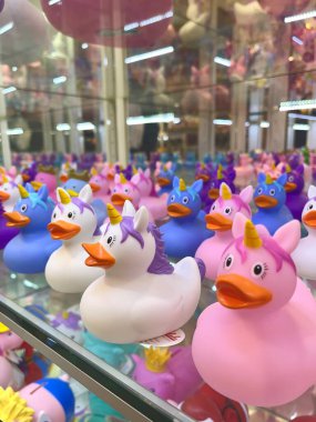 Renkli ördekler. Bir sürü plastik ördek oyuncağı