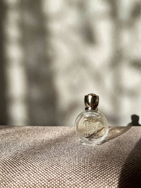 Perfume White Bottle Blurred Background — Stock Photo, Image