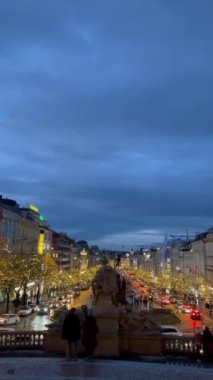 Parlak Noel ışıklarıyla Prag 'ın akşam şehri