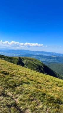 Güzel yeşil dağlar ve bulutlu gökyüzü