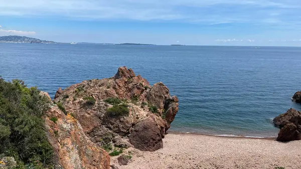 Önünde kayalık kıyı ve deniz olan güzel deniz manzarası.