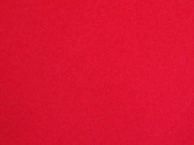 Arka plan olarak kırmızı kadife kumaş dokusu kullanılıyor. Yumuşak ve pürüzsüz tekstil malzemelerinden oluşan boş kırmızı kumaş arka plan. Metin için boşluk var.