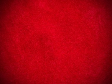 Arka plan olarak kırmızı kadife kumaş dokusu kullanılıyor. Yumuşak ve pürüzsüz tekstil malzemelerinden oluşan boş kırmızı kumaş arka plan. Metin için boşluk var.