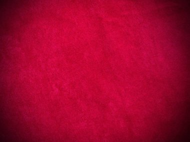 Arka plan olarak kırmızı kadife kumaş dokusu kullanılıyor. Yumuşak ve pürüzsüz tekstil malzemelerinden oluşan boş kırmızı kumaş arka plan. Metin için boşluk var.