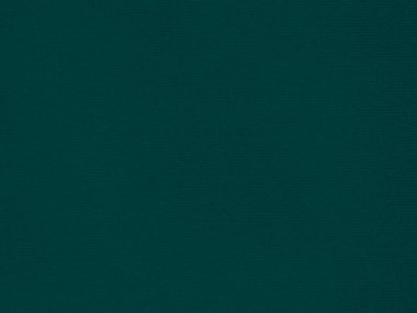 Arka plan olarak kullanılan koyu yeşil kadife kumaş dokusu. Yumuşak ve pürüzsüz tekstil malzemelerinden oluşan boş yeşil kumaş arka planı. Metin için boşluk var.