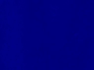 Arka plan olarak mavi kadife kumaş dokusu kullanılıyor. Yumuşak ve pürüzsüz tekstil malzemelerinin boş mavi kumaş arka planı. Metin için boşluk var.