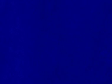 Arka plan olarak mavi kadife kumaş dokusu kullanılıyor. Yumuşak ve pürüzsüz tekstil malzemelerinin boş mavi kumaş arka planı. Metin için boşluk var.