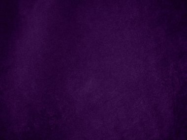 Arka plan olarak kullanılan koyu mor kadife kumaş dokusu. Yumuşak ve pürüzsüz tekstil malzemesinin ton rengi mor kumaş arka planı. Metin ve tüm tasarım işleri için yer var