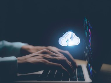 İş Bulutları Analizi ve Veri Yönetim Sistemi ile bilgisayar, çevrimiçi belge yönetimi ve veritabanına bağlı metrikler üzerinde çalışan bir işadamı. Finans, işlemler ve satış için şirket stratejisi