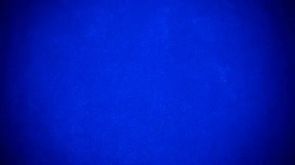 深蓝色天鹅绒面料的质地用作背景 清澈的深蓝色面料背景 柔软而光滑的纺织材料 文本是有空间的 — 图库照片