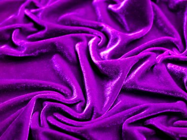 Arka plan olarak kullanılan mor kadife kumaş dokusu. Yumuşak ve pürüzsüz tekstil malzemelerinin boş mor kumaş arkaplanı. Metin için boşluk var.