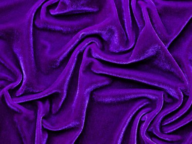 Arka plan olarak kullanılan mor kadife kumaş dokusu. Yumuşak ve pürüzsüz tekstil malzemelerinin boş mor kumaş arkaplanı. Metin için boşluk var.