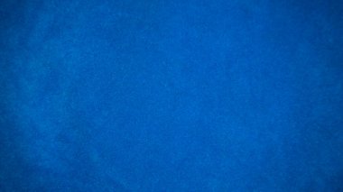 Arka plan olarak mavi kadife kumaş dokusu kullanılıyor. Yumuşak ve pürüzsüz tekstil malzemelerinin boş mavi kumaş arka planı. Metin için boşluk var.