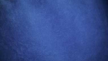 Arka plan olarak mavi kadife kumaş dokusu kullanılıyor. Yumuşak ve pürüzsüz tekstil malzemelerinin boş mavi kumaş arka planı. Metin için boşluk var.