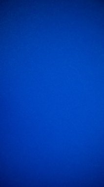 Arka plan olarak mavi kadife kumaş dokusu kullanılıyor. Yumuşak ve pürüzsüz tekstil malzemelerinin boş mavi kumaş arka planı. Metin için boşluk var.