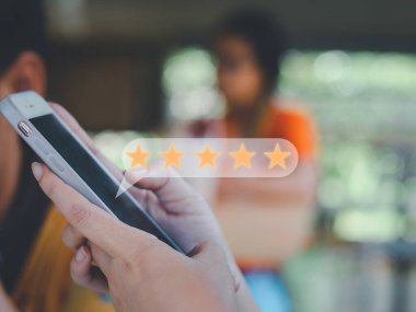 İş kadınları el ile basın akıllı telefon ürün ve hizmet konsepti, Müşteri hizmetleri deneyimi, artış, derecelendirme ve iş memnuniyeti anketi için beş yıldızlı sembol.