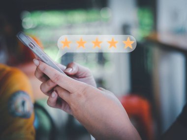 İş kadınları el ile basın akıllı telefon ürün ve hizmet konsepti, Müşteri hizmetleri deneyimi, artış, derecelendirme ve iş memnuniyeti anketi için beş yıldızlı sembol.