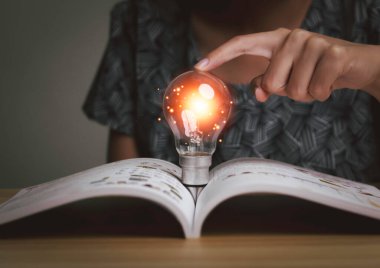 Elinde ampul tutan iş kadını, yaratıcı yeni bir fikir. Yenilik, beyin fırtınası, çözüm ve ilham kavramları. Hayal gücü, yaratıcı düşünme problemi çözme