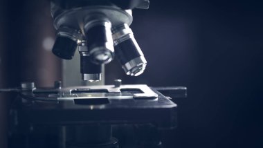 Kimya, biyoloji, mikrobiyoloji, bakteriyoloji, bilim insanları, araştırmacılar, tıp eğitimi veya farmakoloji için bilim deneyleri ekipmanları ve mikroskopları. Tıbbi, klinik.