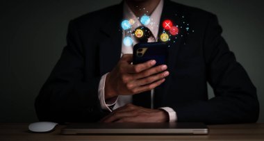 Mutlu ya da mutsuz olmak gibi bilgilendirme simgeleriyle kavram. Cep telefonu, mesaj, e-posta, yorum, iş adamı el tutma cihazı, akıllı telefon, internet dijital işaretleme.