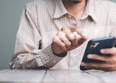Smart Phone kullanan iş adamı Sohbet mesajı ile Müşteri Destek Hattı .e-posta, arama telefonu, adres, sosyal dünya bağlantısıyla bizimle irtibata geçin