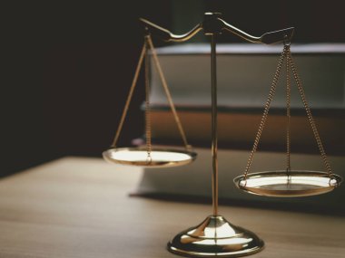 Yargıç Gavin 'in Adalet Avukatları takım elbiseli İşadamı ya da belge üzerinde çalışan bir avukat. Hukuk hukuku, avukat, kovuşturma, hukuk danışmanı, dava, dedektif, soruşturma, tavsiye ve adalet kavramı.