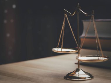 Yargıç Gavin 'in Adalet Avukatları takım elbiseli İşadamı ya da belge üzerinde çalışan bir avukat. Hukuk hukuku, avukat, kovuşturma, hukuk danışmanı, dava, dedektif, soruşturma, tavsiye ve adalet kavramı.