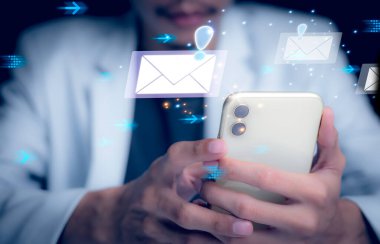 İş adamı akıllı telefona açık e-posta ile dokunuyor, iş e-posta haber uyarıları alıyor müşteri mesajları göndererek ve müşteri mesajları göndererek uyarılar alıyor. Çevrimiçi dijital teknoloji doğrudan satış işi, hatırlatıcı.