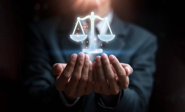 Yargıç Tokmak 'la adalet avukatları takım elbiseli iş adamı ya da dijital sistemde avukat tutan avukatlar. Hukuk hukuku, kovuşturma, hukuk danışmanı, dava, dedektif, soruşturma, hukuk danışmanı.
