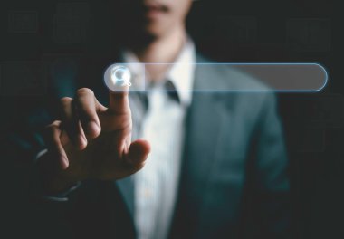 İş adamı arama motoru optimizasyonu için sanal ekrana dokunuyor ağ, SEO, Arama İnternet Bilgi Ağı Konsepti hakkında veri bulmak için.