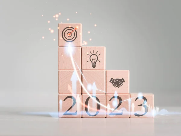 利用摆在面前的方块木块 为2023年的新年提出设想 系统管理人 — 图库照片