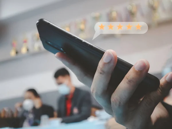 Empresário Pressione Com Mão Telefone Inteligente Dar Cinco Estrelas Símbolo — Fotografia de Stock