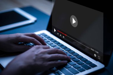 İnternet izleme filmlerinde video izlemek için bilgisayar kullanan kişi, eğlence için müzik dinler, canlı içerik, şov veya öğretim, akış oyunları, kayıt sesi, içerik yayını.