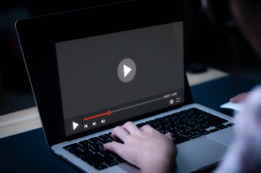 İnternet izleme filmlerinde video izlemek için bilgisayar kullanan kişi, eğlence için müzik dinler, canlı içerik, şov veya öğretim, akış oyunları, kayıt sesi, içerik yayını.
