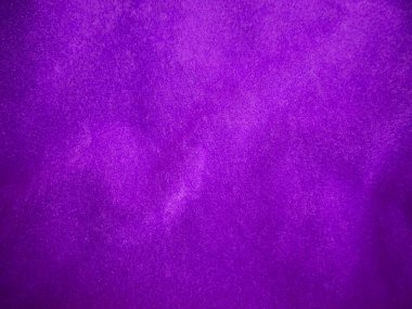 Arka plan olarak kullanılan mor kadife kumaş dokusu. Yumuşak ve pürüzsüz tekstil malzemelerinin lükslü mor kumaş arka planı. Metin için boşluk var.