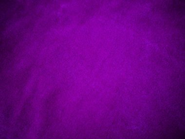 Arka plan olarak kullanılan mor kadife kumaş dokusu. Yumuşak ve pürüzsüz tekstil malzemelerinin lükslü mor kumaş arka planı. Metin için boşluk var.