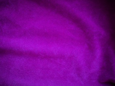 Arka plan olarak kullanılan mor kadife kumaş dokusu. Yumuşak ve pürüzsüz tekstil malzemelerinin lükslü mor kumaş arka planı. Metin için boşluk var.