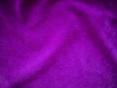 Arka plan olarak kullanılan mor kadife kumaş dokusu. Yumuşak ve pürüzsüz tekstil malzemelerinin lükslü mor kumaş arka planı. Metin için boşluk var.
